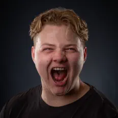 Poslechněte si interpreta Invaderz, sledujte hudební videa, přečtěte si životopis, podívejte se na data turné a další informace.