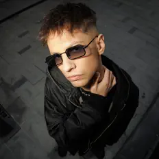 收听 DEBU、观看音乐视频、阅读小传、查看巡演日期等 ！