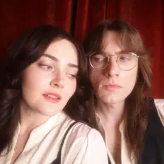 Dengarkan Mary Annette and the Puppets, tonton video musik, baca bio, lihat tanggal tur & lainnya!