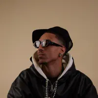 Ascolta undefined, guarda video musicali, leggi la biografia, vedi le date del tour & altro!