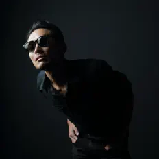 聆聽 king show zan、觀看音樂影片、閱讀小傳、查看巡演日期等！