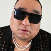 Hör dir undefined an, schau dir Musikvideos an, lies die Biografie, finde Tourdaten und mehr!