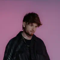 Escucha a undefined, mira videos musicales, lee su biografía, consulta las fechas de las gira y más.