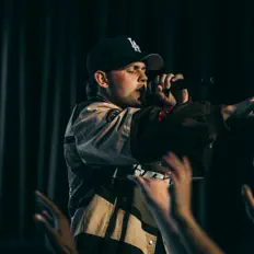 聆聽 Peair、觀看音樂影片、閱讀小傳、查看巡演日期等！