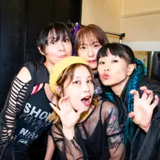 ni-hao!!!!を聴いたり、ミュージックビデオを鑑賞したり、経歴やツアー日程などを確認したりしましょう！