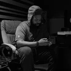 聆聽 I.S.O.、觀看音樂影片、閱讀小傳、查看巡演日期等！