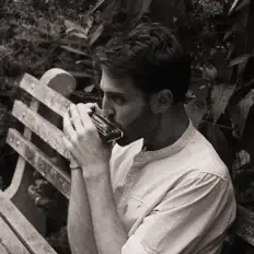 Poslechněte si interpreta Yotam Ben-Or, sledujte hudební videa, přečtěte si životopis, podívejte se na data turné a další informace.