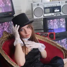 Dengarkan Lily Pierce, tonton video musik, baca bio, lihat tanggal tur & lainnya!