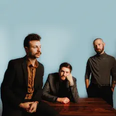 Ouve Glass Hands, vê vídeos de música, lê a biografia, vê as datas da digressão e muito mais!