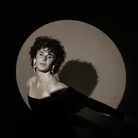 Escucha a undefined, mira vídeos musicales, lee la biografía, consulta fechas de giras y mucho más.