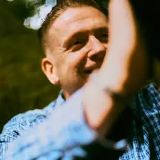 聆聽 Damien Dempsey、觀看音樂影片、閱讀小傳、查看巡演日期等！