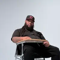 Poslechněte si interpreta undefined, sledujte hudební videa, přečtěte si životopis, podívejte se na data turné a další informace.