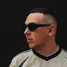 Hör dir Kitone an, schau dir Musikvideos an, lies die Biografie, finde Tourdaten und mehr!