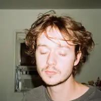 undefined dinle, müzik videolarını izle, biyografisini oku, tur tarihlerini ve daha fazlasını gör!