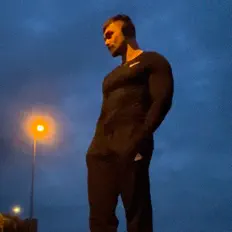 Qiessを聴いたり、ミュージックビデオを鑑賞したり、経歴やツアー日程などを確認したりしましょう！