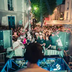 Dengarkan HowsMax, tonton video musik, baca bio, lihat tanggal tur & lainnya!