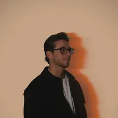 聆聽 John Lebel、觀看音樂影片、閱讀小傳、查看巡演日期等！