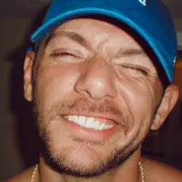 聆聽 undefined、觀看音樂影片、閱讀小傳、查看巡演日期等！