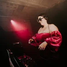 收听 Suzie Mac、观看音乐视频、阅读小传、查看巡演日期等 ！