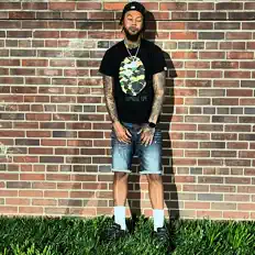 聆聽 Vino Chino、觀看音樂影片、閱讀小傳、查看巡演日期等！