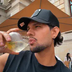 收听 NECOS、观看音乐视频、阅读小传、查看巡演日期等 ！