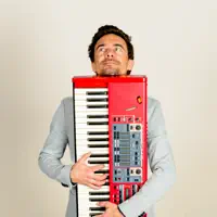 Ouve undefined, vê vídeos de música, lê a biografia, vê as datas da digressão e muito mais!