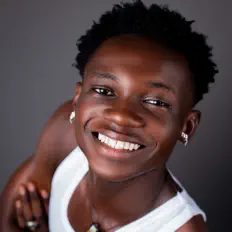 Hör dir Kobbi Smoove an, schau dir Musikvideos an, lies die Biografie, finde Tourdaten und mehr!