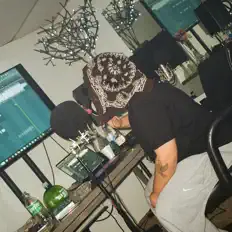 聆聽 ruexan、觀看音樂影片、閱讀小傳、查看巡演日期等！