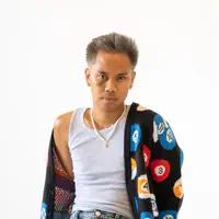 undefined을(를) 듣고, 뮤직 비디오를 보고, 약력을 읽고, 투어 일정 등을 확인하세요!