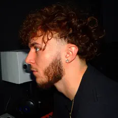 Ouve Z, vê vídeos de música, lê a biografia, vê as datas da digressão e muito mais!