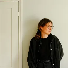 Alexandra Hamilton-Ayresを聴いたり、ミュージックビデオを鑑賞したり、経歴やツアー日程などを確認したりしましょう！