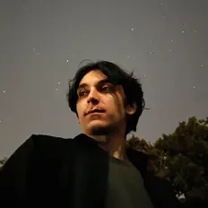 聆聽 J. Louix、觀看音樂影片、閱讀小傳、查看巡演日期等！