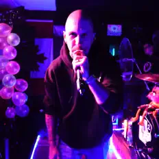 Ακούστε περιεχόμενο από Diskreet, παρακολουθήστε μουσικά βίντεο, διαβάστε το βιογραφικό, δείτε ημερομηνίες περιοδείας, και πολλά ακόμη!