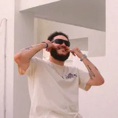 REU6IX을(를) 듣고, 뮤직 비디오를 보고, 약력을 읽고, 투어 일정 등을 확인하세요!