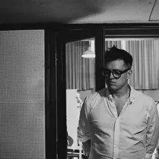 收听 Adrian Cox、观看音乐视频、阅读小传、查看巡演日期等 ！