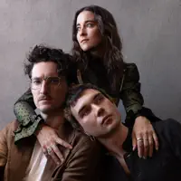 Ouça undefined, assista a videoclipes, leia a biografia, veja as datas das turnês e mais!