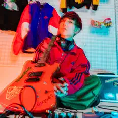 聆聽 ren、觀看音樂影片、閱讀小傳、查看巡演日期等！