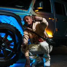 Lil Bazzyを聴いたり、ミュージックビデオを鑑賞したり、経歴やツアー日程などを確認したりしましょう！