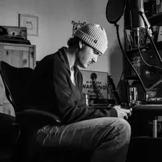 Ouve Claude, vê vídeos de música, lê a biografia, vê as datas da digressão e muito mais!