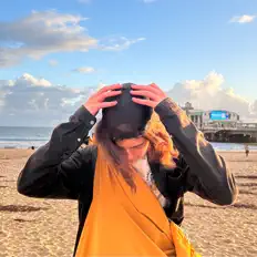 6 nic_to을(를) 듣고, 뮤직 비디오를 보고, 약력을 읽고, 투어 일정 등을 확인하세요!