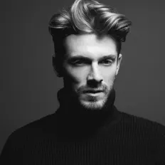 Escucha a Justin Gerhard, mira videos musicales, lee su biografía, consulta las fechas de las gira y más.