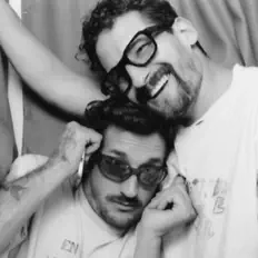 Escucha a Mau y Ricky, mira videos musicales, lee su biografía, consulta las fechas de las gira y más.