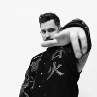 undefinedを聴いたり、ミュージックビデオを鑑賞したり、経歴やツアー日程などを確認したりしましょう!