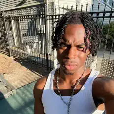 Poslechněte si interpreta KT00, sledujte hudební videa, přečtěte si životopis, podívejte se na data turné a další informace.