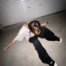 收听 Cuffboi、观看音乐视频、阅读小传、查看巡演日期等 ！