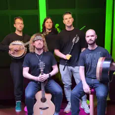 Listen to Ispíní na hÉireann, watch music videos, read bio, see tour dates & more!