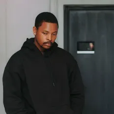 Posłuchaj wykonawcy Poundzy, obejrzyj teledyski, przeczytaj biografię, zobacz daty tras koncertowych i nie tylko!