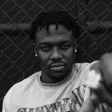 Escucha a PBee, mira videos musicales, lee su biografía, consulta las fechas de las gira y más.