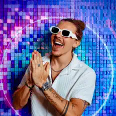 Poslechněte si interpreta Smooth Talk, sledujte hudební videa, přečtěte si životopis, podívejte se na data turné a další informace.