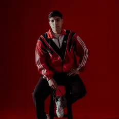 聆聽 ROM-A、觀看音樂影片、閱讀小傳、查看巡演日期等！